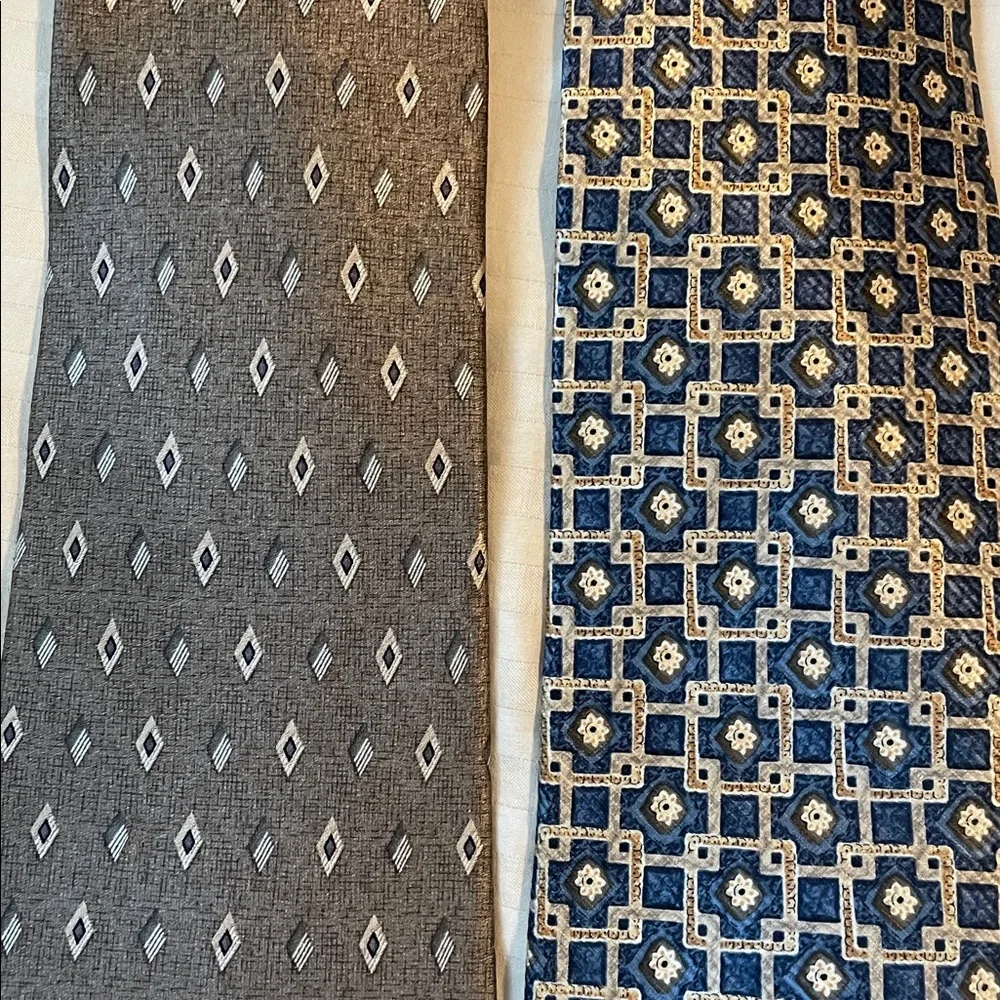 Roundtree‎ & Yorke Navy and Gold Geometric Men's silk Tie